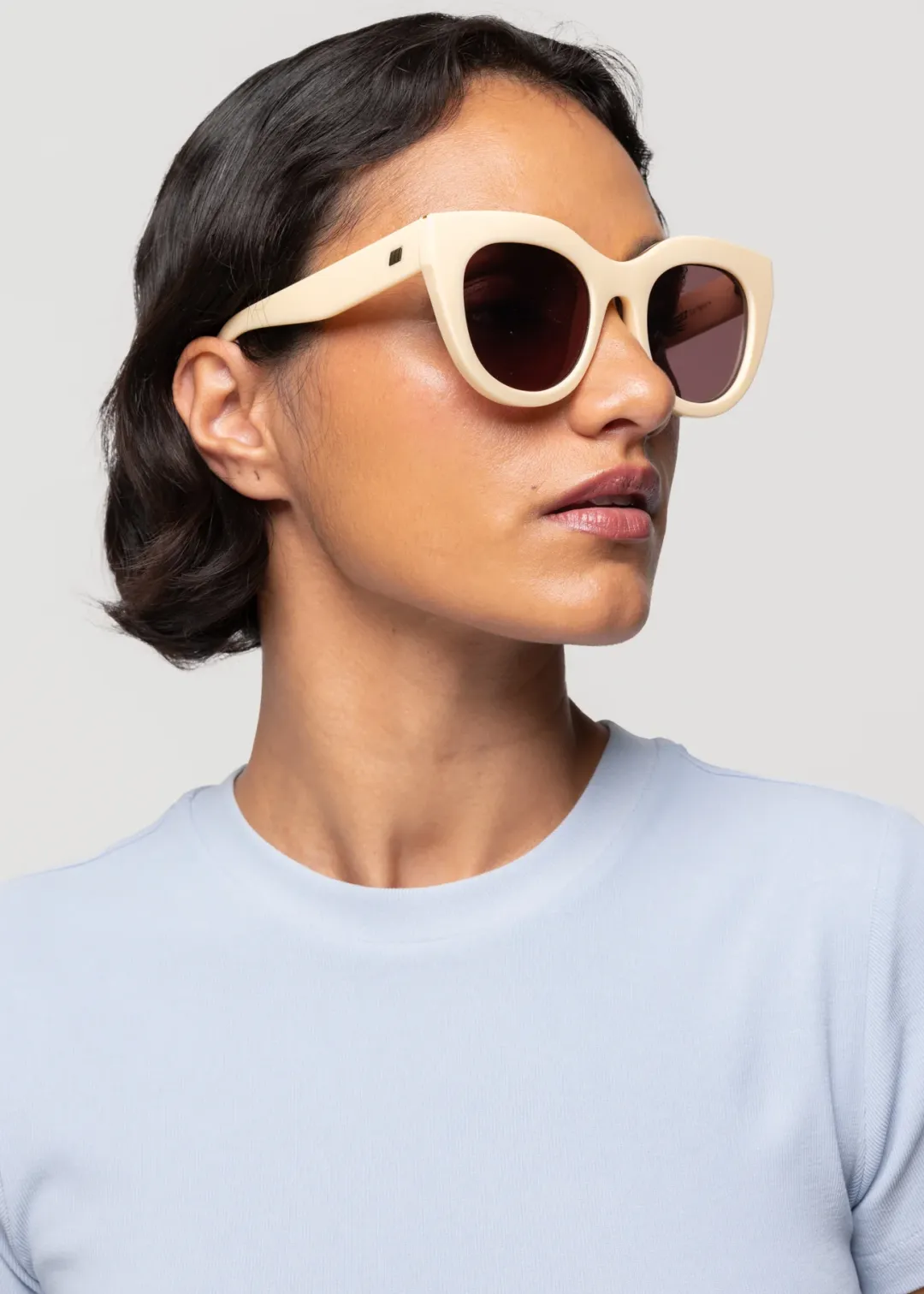 Shop Vanilia Le Specs Sonnenbrille Airheart Ivory W/Smokey Brown Mono